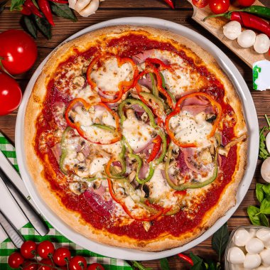 Amerikan pizza quattro staggioni, mozzarella ve domates sosu. Tahta bir masada pizza, domatesli sarımsaklı biber.