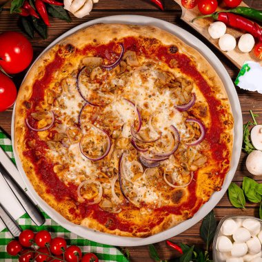Ev yapımı ızgara tavuk pizzası, soğanlı ve özel soslu. Pişirmek için malzemeli pizza. Öğle veya akşam yemeği için nefis İtalyan yemekleri..