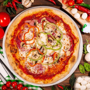 Amerikan pizza quattro staggioni, mozzarella ve domates sosu. Tahta bir masada pizza, domatesli sarımsaklı biber.