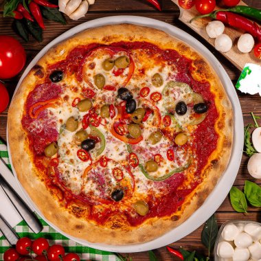 Pizza Diablo ve biberli ve acı biberli beyaz arka plan manzaralı..