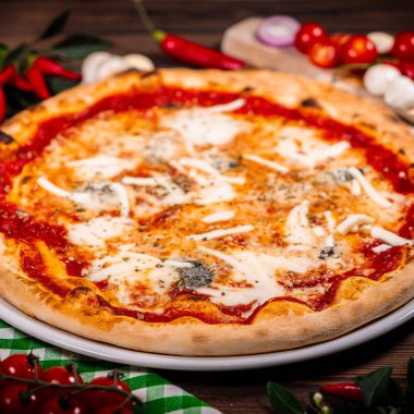 Pizza Quattro formaggi tahta masada.