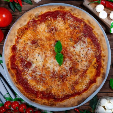 Pizza Napoletana, geleneksel ve otantik İtalyan pizzası ahşap fırında pişirilmiş. Mozzarella peynirli Margherita pizza, domates sosu, zeytinyağı ve fesleğen yaprağı. Uluslararası pizza günü