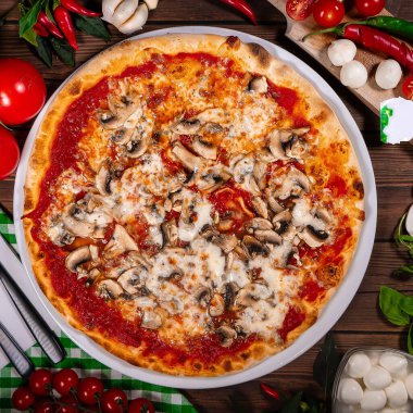 Domates soslu pizza funghi, mozzarella ve taze mantar.