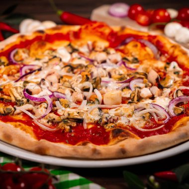 Pizza ile deniz ürünleri, mozzarella, midye, ahtapot, kalamar, somon, karides izole beyaz arka plan üzerinde.