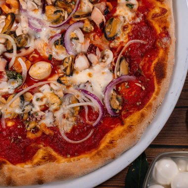 Pizza ile deniz ürünleri, mozzarella, midye, ahtapot, kalamar, somon, karides izole beyaz arka plan üzerinde.