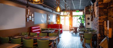 İçerisi bomboş, içinde kimse yok. Masalar hazır ve misafirlerin restorana gelmesini bekliyorlar. Corona virüsü, restoran işlerinde tecrit ve sokağa çıkma yasağı. Covid 19