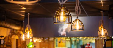 İçerisi bomboş, içinde kimse yok. Masalar hazır ve misafirlerin restorana gelmesini bekliyorlar. Corona virüsü, restoran işlerinde tecrit ve sokağa çıkma yasağı. Covid 19