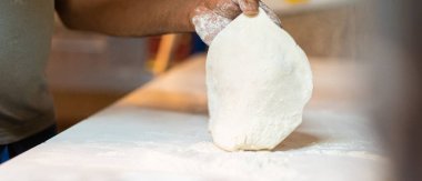 Gemide un ile pizza hamuru yapmak