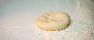 Beyaz arka plan üzerinde üstten görünüm izole taze çiğ hamur topu