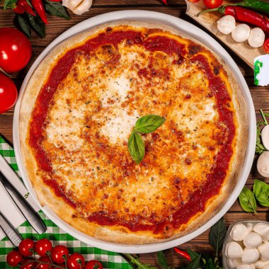 Pizza Napoletana, geleneksel ve otantik İtalyan pizzası ahşap fırında pişirilmiş. Mozzarella peynirli Margherita pizza, domates sosu, zeytinyağı ve fesleğen yaprağı. Uluslararası pizza günü