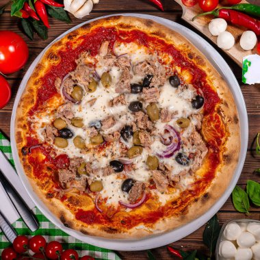 Ton balıklı ve kırmızı soğanlı pizza.