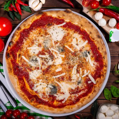 Pizza Quattro formaggi tahta masada.