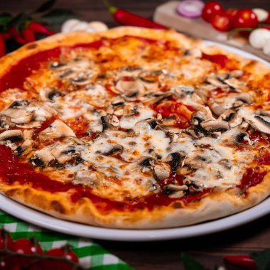 Domates soslu pizza funghi, mozzarella ve taze mantar.