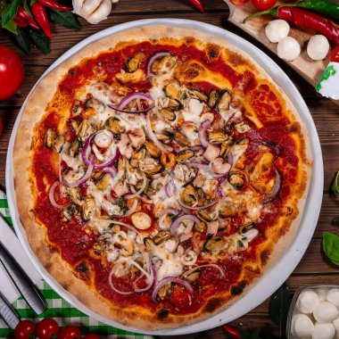 Pizza ile deniz ürünleri, mozzarella, midye, ahtapot, kalamar, somon, karides izole beyaz arka plan üzerinde.