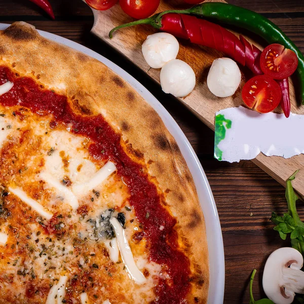 Pizza Quattro formaggi tahta masada.