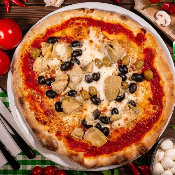 Geleneksel Napoli pizzası. Deniz mahsullü pizza, mozzarella, midye, ahtapot, kalamar, somon, karides....