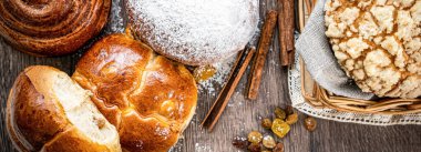 Taze ekmek, çeşitli lezzetli taze pişmiş ekmek beyaz arka planda, fotokopi alanı. Zanaatkar ekmek kompozisyonu çeşitliliği, üst görünüm