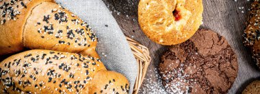 Taze ekmek, çeşitli lezzetli taze pişmiş ekmek beyaz arka planda, fotokopi alanı. Zanaatkar ekmek kompozisyonu çeşitliliği, üst görünüm