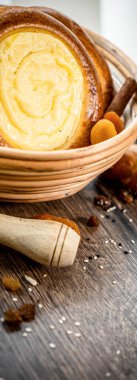 Fırın, çeşitli ekmek çeşitleri. Ekmek ruloları, baget, bagel, tatlı çörek ve kruvasan yukarıdan yakalanır (düz yatak). Siyah arkaplan, bedava kopyalama alanı. Yatay pankart düzeni.