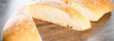 Pastanenin masasında ekmek var. Küçük endüstri ve sağlıklı gıda kavramı.