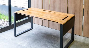 Büyük ahşap masalı müdürün ofisi. İç tavan arası tasarımı