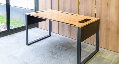 Büyük ahşap masalı müdürün ofisi. İç tavan arası tasarımı