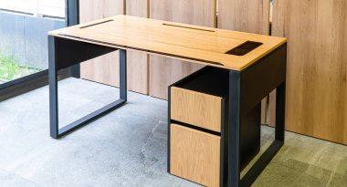 Büyük ahşap masalı müdürün ofisi. İç tavan arası tasarımı