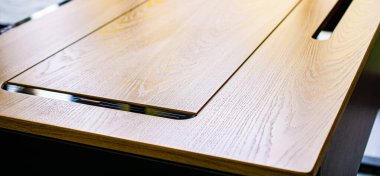 Karanlık odada boş ahşap masa.