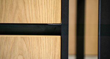 Açılmış çekmece mobilyası ahşap masa işyeri