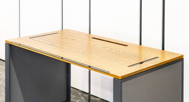 Büyük ahşap masalı müdürün ofisi. İç tavan arası tasarımı