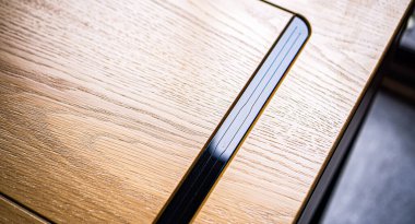 Karanlık odada boş ahşap masa.