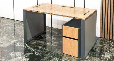 Büyük ahşap masalı müdürün ofisi. İç tavan arası tasarımı