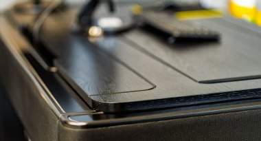 Kablosuz şarj masalı cep telefonu. Modern işyeri aksesuarı