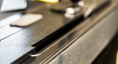 Kablosuz şarj masalı cep telefonu. Modern işyeri aksesuarı