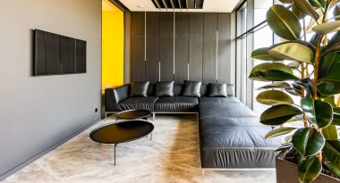 Modern iş merkezindeki salon ve kütüphane. Dinlenme odası ofis merkezi.