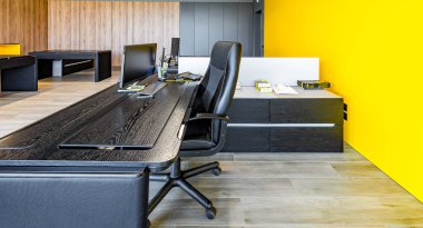 Masalı, sandalyeli, bilgisayarlı ve ofis malzemesiz modern ofis alanı.