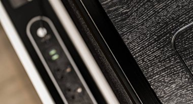 Kablosuz şarj masalı cep telefonu. Modern işyeri aksesuarı