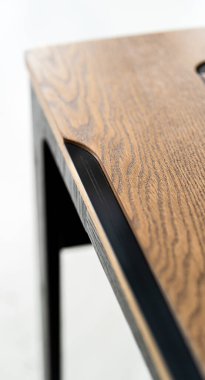 Kablosuz şarj masalı cep telefonu. Modern işyeri aksesuarı