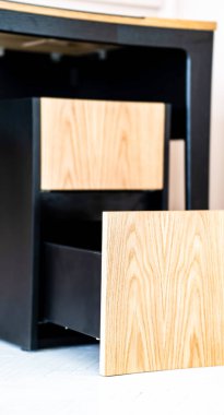 Açılmış çekmece mobilyası ahşap masa işyeri