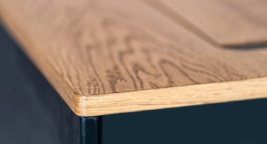 Kablosuz şarj masalı cep telefonu. Modern işyeri aksesuarı