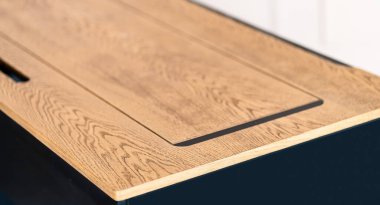 Kablosuz şarj masalı cep telefonu. Modern işyeri aksesuarı