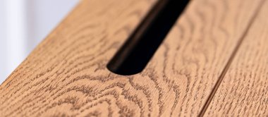 Kablosuz şarj masalı cep telefonu. Modern işyeri aksesuarı