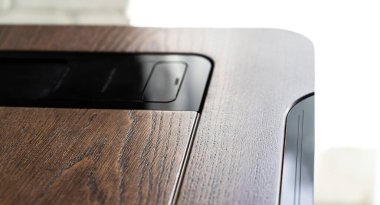 Kablosuz şarj masalı cep telefonu. Modern işyeri aksesuarı