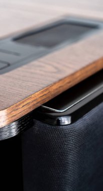 Kablosuz şarj masalı cep telefonu. Modern işyeri aksesuarı