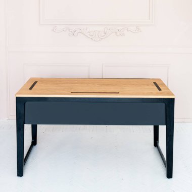 Büyük ahşap masalı müdürün ofisi. İç tavan arası tasarımı