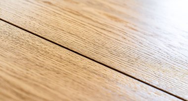 Kablosuz şarj masalı cep telefonu. Modern işyeri aksesuarı