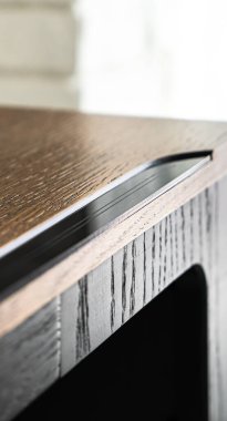 Kablosuz şarj masalı cep telefonu. Modern işyeri aksesuarı