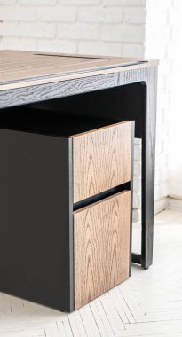 Açılmış çekmece mobilyası ahşap masa işyeri