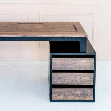 Büyük ahşap masalı müdürün ofisi. İç tavan arası tasarımı