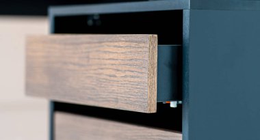 Açılmış çekmece mobilyası ahşap masa işyeri